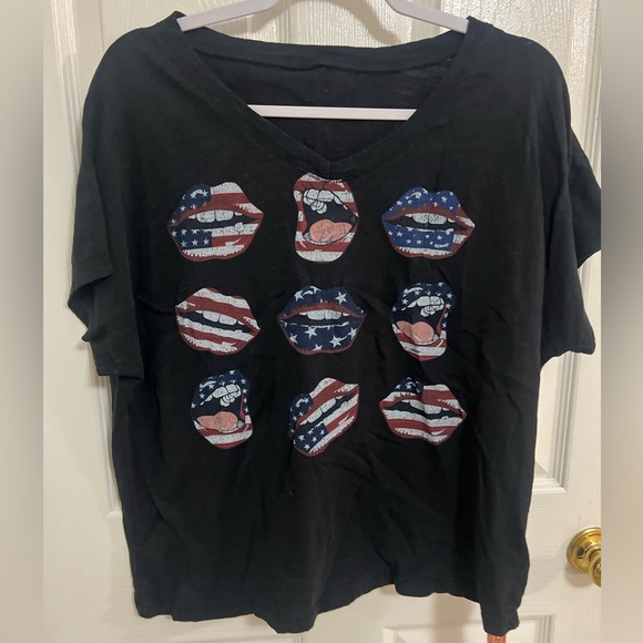 🔵 13) Women’s graphic lip T-shirt American flag graphic NWT small - Picture 7 of 7